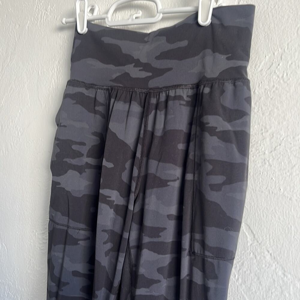 Athleta Salutation Camo Joggers.  Size XS - Picture 2 of 6